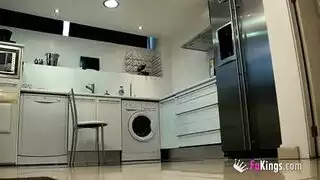 الزوجة في المطبخ يحتضن زوجته