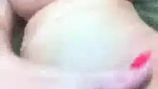 امرأه تصور نفسه هي وتتستحمي