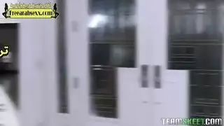 أم مثيرة تدرب الثنائي المراهق على فعل صريح