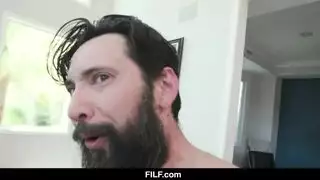 الفتاة الساذجة تتوق لجلسة بورن مع قضيب أسود