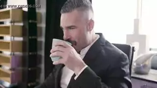 قبل فمي، ثم استكشف جسدي بالكامل