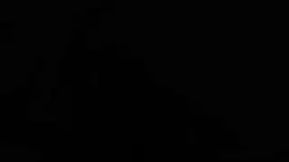 ام تغري بنتها وصديقتها بجسمه