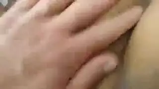 فتاة آسيوية كبيرة المؤخرة تُؤخذ من قبل العشيقة في حراك شرجي صريح أثناء مشاهدة إباحية