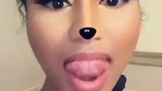 يحاول نيك تحتها و هيا ترفض