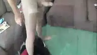 فم أبي على فرجها، تصبح زلقة، تجذبه عميقًا في حفرتها