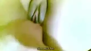 رجلها يهيئ مهبلها بأصابعه ثم ينيكها بعنف