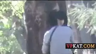 شرج عنيف في الغابة بعصا