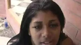 عاهرة سمراء كبيرة الصدر في جماع ثلاثي مكثف