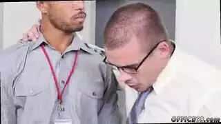 مداعبة صباحية تؤدي إلى فعل جنسي صريح وصارم بين صديقين