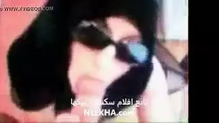 محجبة تمص بعمق حتى يقذف في فمها