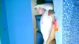 سمراء وشقراء ساخنة في مقص وأصابع