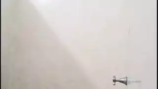 اخ يدخل غرفة اخته وينيكهة