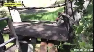 الابن و الام علا السرير