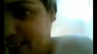 بنت تمسك الزب وتركب على