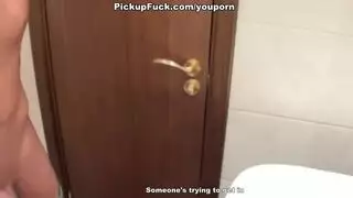 فم خائن مملوء بحمولات سرية