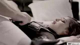 تقذف ماء كسها مع اختها