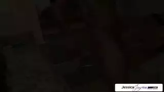 أجمل سمراء تأخذ قضيبًا قاسيًا في مهبلها الضيق