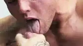 يمص ويبتلع مني الصديق ثم ينكح بعمق