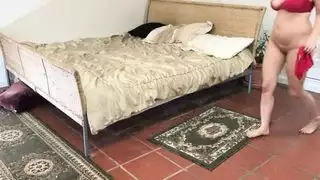الام العالقة تحت السرير مترجم