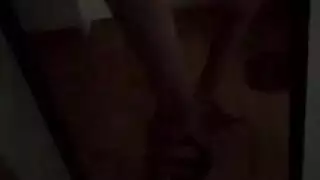 زوجة منزل وقحة تستبدل زوجها بقضيب صلب في جلسة جنس ساخنة