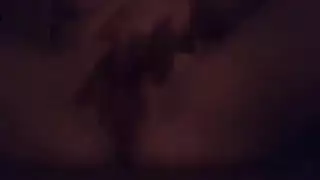 قضيب الرجل الخجول يتحول بواسطة فم العاهرة المتلهفة