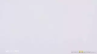 تدليك زيتي شهواني على أثداء كبيرة قبل وضعية الكلب