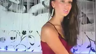 حلوة سمراء تظهر مهاراتها الفموية وثدييها الضخمين