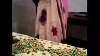 زوج مغفل يشاهد زوجته تُنكّب