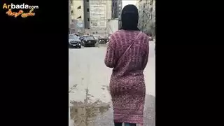 بنت ماشية في الشارع وحد حسس علي طيزها