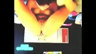 زوجة الأب تعلم فتاتها بدفع عميق بالديلدو