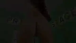 تلميذة صغيرة تنحني لجنس في الفصل