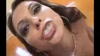 رجل وحيد مثير يستمني بقضيبه الجميل المنتصب