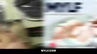 عاهرات جميلات يتشاركن قضيبًا ضخمًا