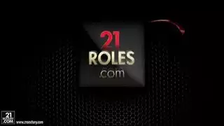 مراهقة نحيلة تأخذ قضيب إكس إكس إكس قاسي
