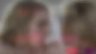 حلم ربة منزل ذات صدر كبير في المطبخ: فانتازيا الجنس المزدوج تتحرر