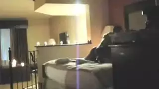 يعرض زوجته لرجل اخر