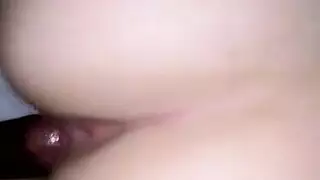 ساقا كلوي الناعمتان تنتشران لجلسة قضيب أسود كبير صعبة