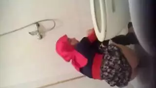 فواجير يصور قريبته المحجبة عارية في الحمام بإيحاءات إباحية