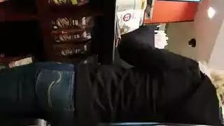 فعل ثلاثي عنيف: امرأتان تهيمنان على شاب وسيم على الأرض
