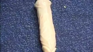 كس بريطاني مشعر يركب قضيبًا إباحيًا قاسيًا