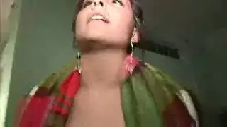 بنات يتبولون في الحمام