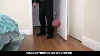 فتاة ممتلئة تكشف صدرها قبل ضربة قوية