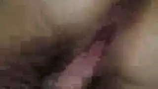 ساق صغيرة مشعرة تنيكها بعمق حتى تصرخ