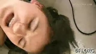 نيك مكثف يجعل فرجها الحساس أحمر ومنتفخًا ويتوسل للرحمة