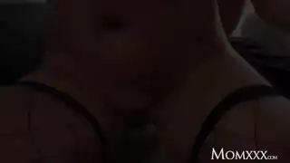 امرأه تخون زوجها مع شاب يختبأ خارج المنزل