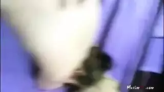 شرموطة سورية تمص زب اردني بالخليج