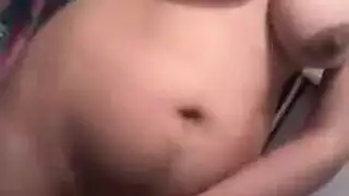 فتاة سمراء ذات مؤخرة كبيرة تفتح فرجها لقضيب أسود ضخم