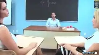 هي وصديقها عل التخت