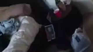 انحني من أجل فرج زوجة الأب مرتدية الساتان