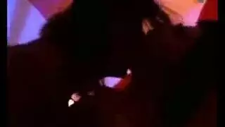 فتاة مغرية في كعب أزرق مرصع تجعل فرجها الرطب يقطر